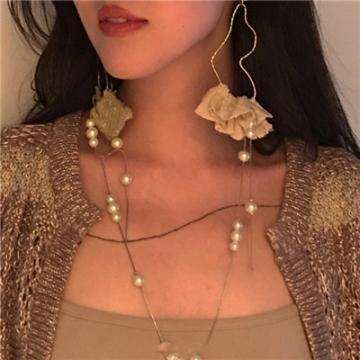 陆毅女儿的长腿太惊人，在上百人中一眼就能认出来